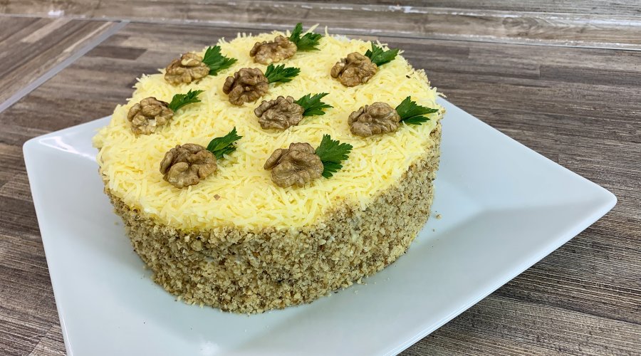 Слоеный салат с курицей, грибами и ананасами в виде торта