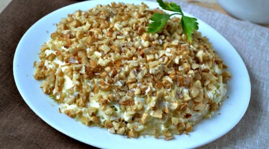 Слоёный салат с курицей, изюмом и грецкими орехами