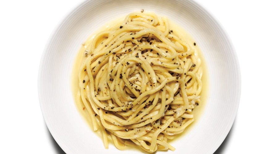 Spaghetti cacio e pepe — Спагетти с сыром и чёрным перцем