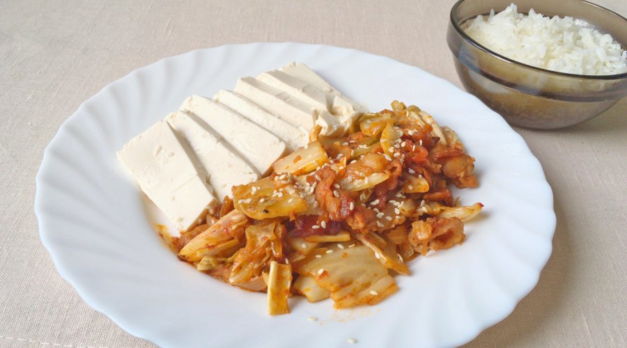 Тофу Кимчи — острая жареная свинина по-корейски
