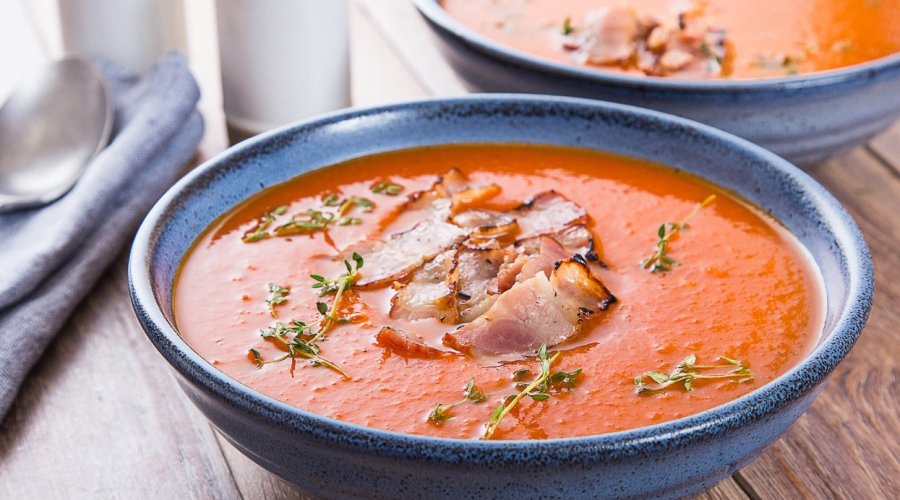 Томатно-морковный суп с беконом