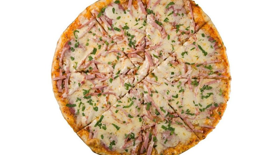 Тонкая пицца с колбасой и маринованным луком