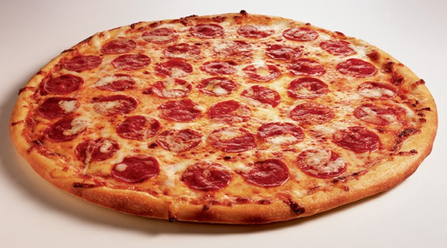 Тонкая пицца с колбасой и сыром