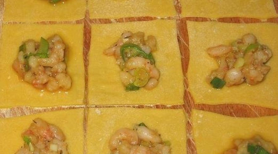 Tortellini con ripieno di gamberetti — Пельмени с креветками