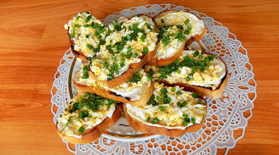 Закусочные остренькие бутерброды с чесноком и яйцом
