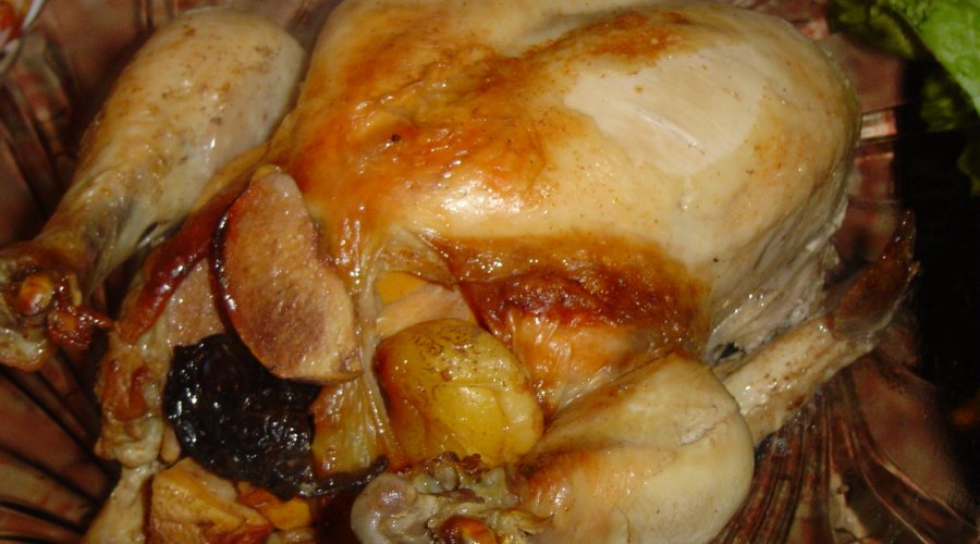 Запеченная курица в духовке, фаршированная айвой