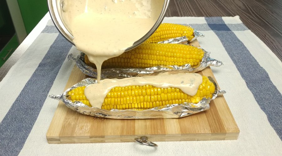 Запечённая кукуруза в фольге в духовке под пикантным соусом