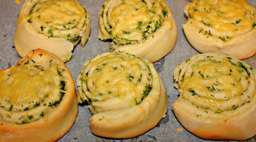 Завитушки с зеленью и чесноком под сыром