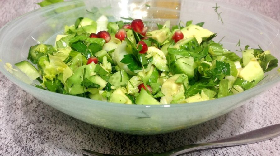 Зеленый салат из сельдерея