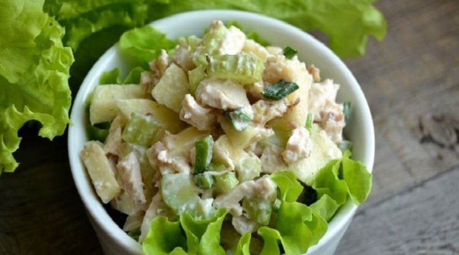 Зеленый салат с сельдереем, яйцами и майонезом «Махеев»